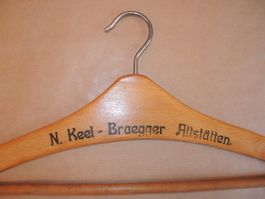 Kleiderbügel Holz alt antik N. Keel - Braegger Altstätten