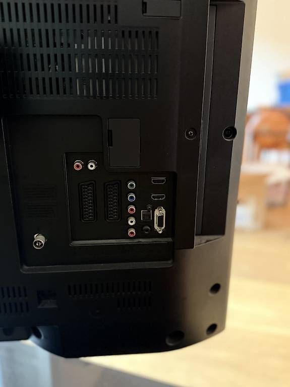 Appareils TV: Funktionsfähigen Fernseher mit Sideboard zu verschenken – D'occasion à Basel par Clari2404 3
