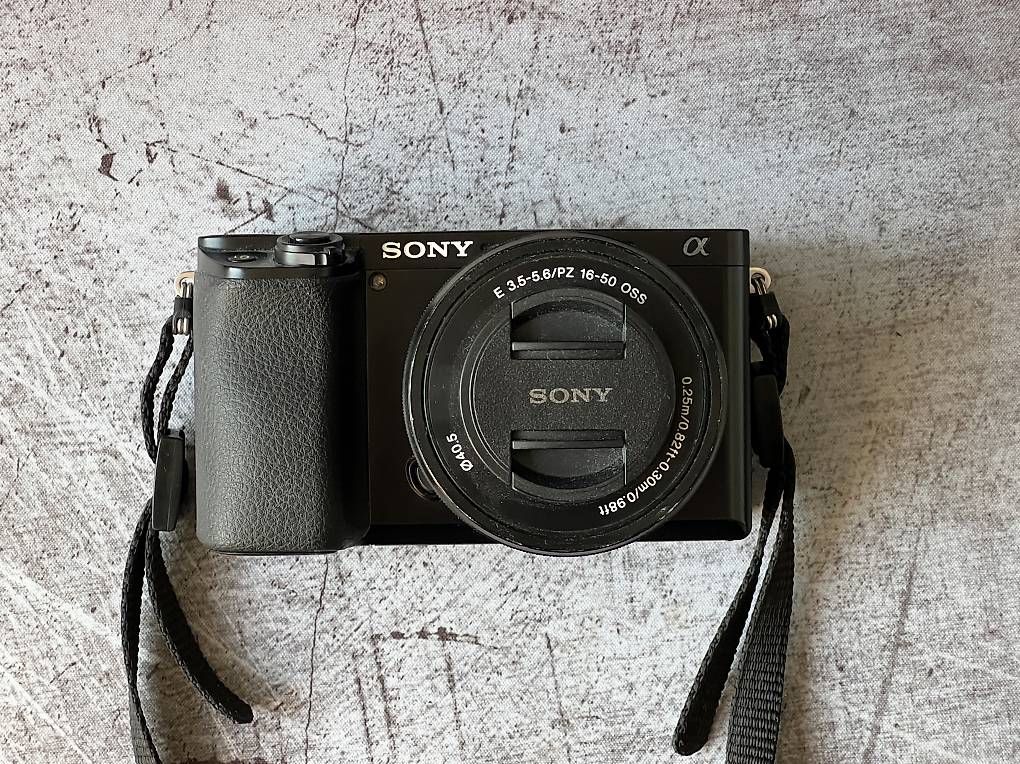 Fotocamera: Sony A6100 + 16-50 Kit Objektiv - kompakte APS-C Kamera – Usato da Ebmatingen venduto da kaf_9myw