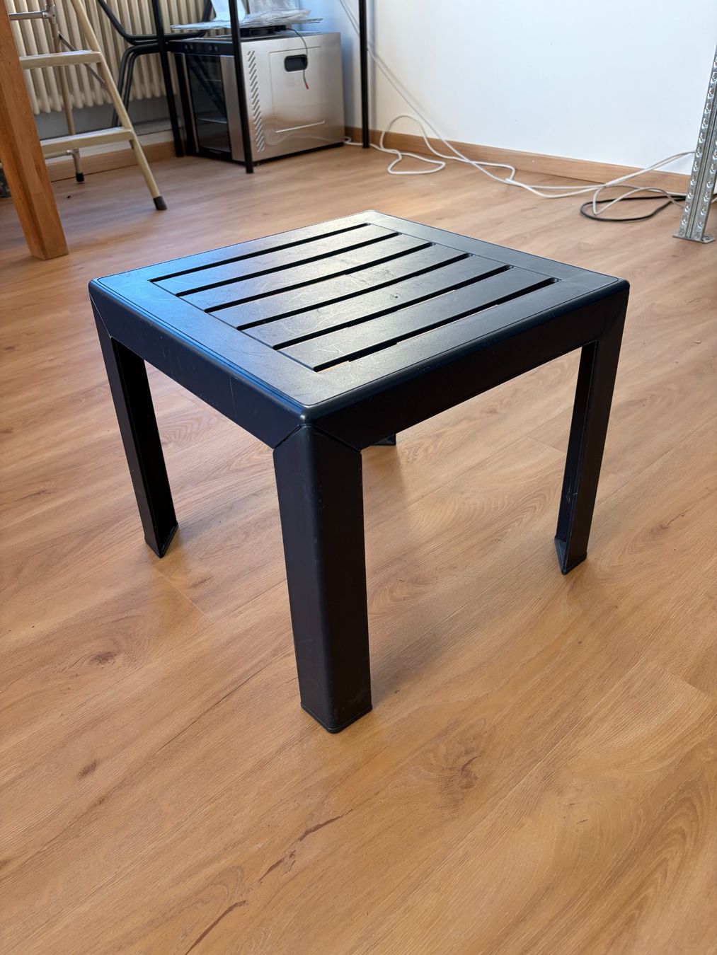 Tische: Gartentisch anthrazit Metall quadratisch Kratzer – Gebraucht aus Au ZH von gon_92g8 3