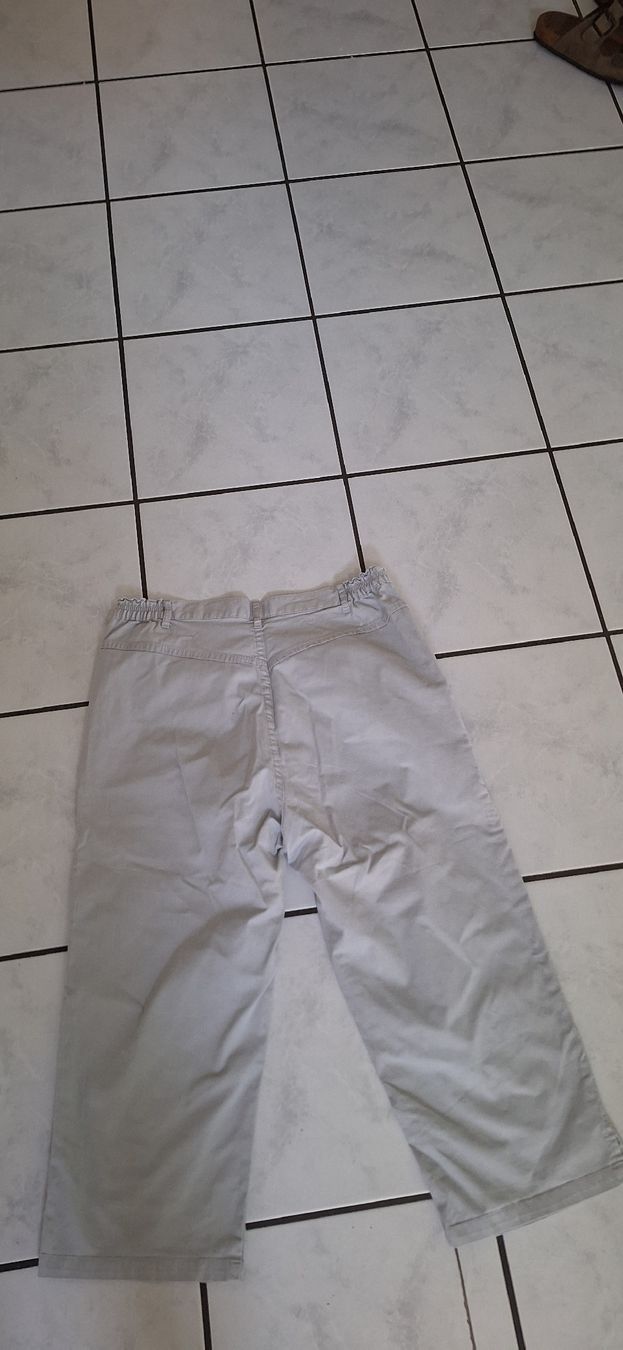 Hosen: Damenhose 7/8 Länge Gr. 42 hellgrau – Gebraucht aus Schwyz von cla_8w6t 1