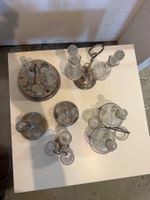Set mit Flaschen und Gläsern Silber und Glas
