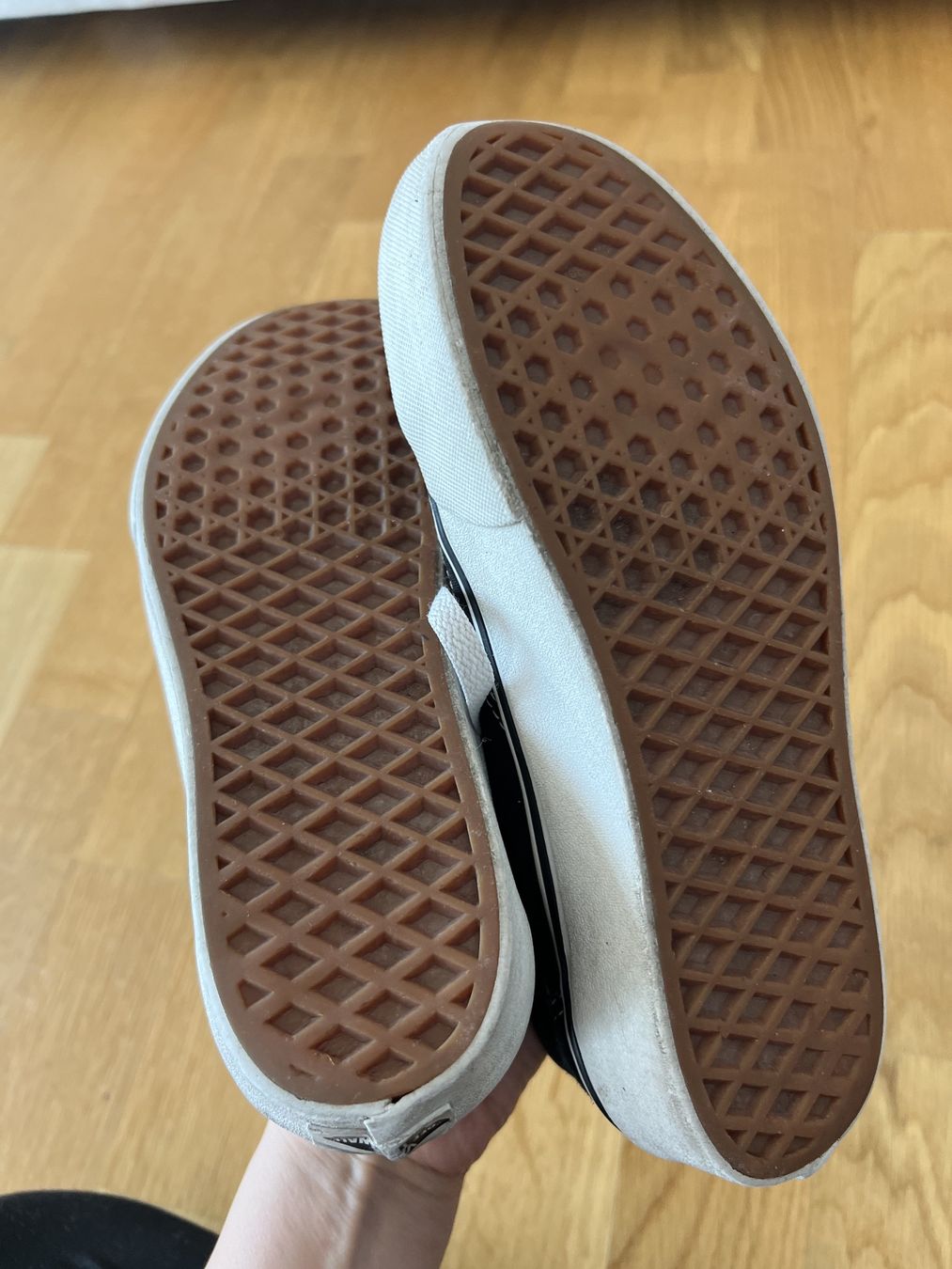 Vans Scarpe da donna: Vans Old Skool – Suède noir/blanc – Difettoso da Lausanne venduto da gun_ht7n 2