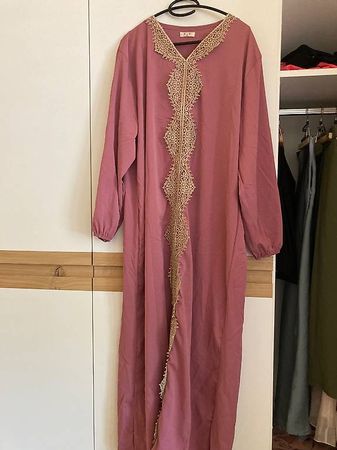 2 abayas et 1 robe sous-abaya