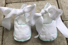 Babyschuhe, weiss, neu, mit Band zum Binden, ungetragen