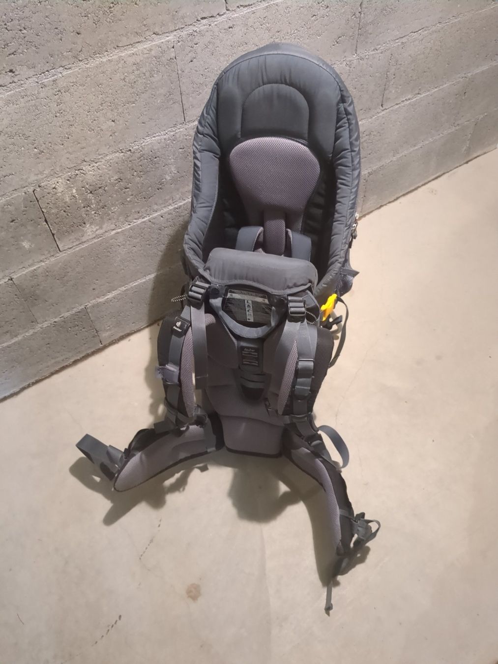 Deuter Bauch- & Rückentragen: Sac a dos porte enfants deuter – Gebraucht aus Marly von Marcbovigny