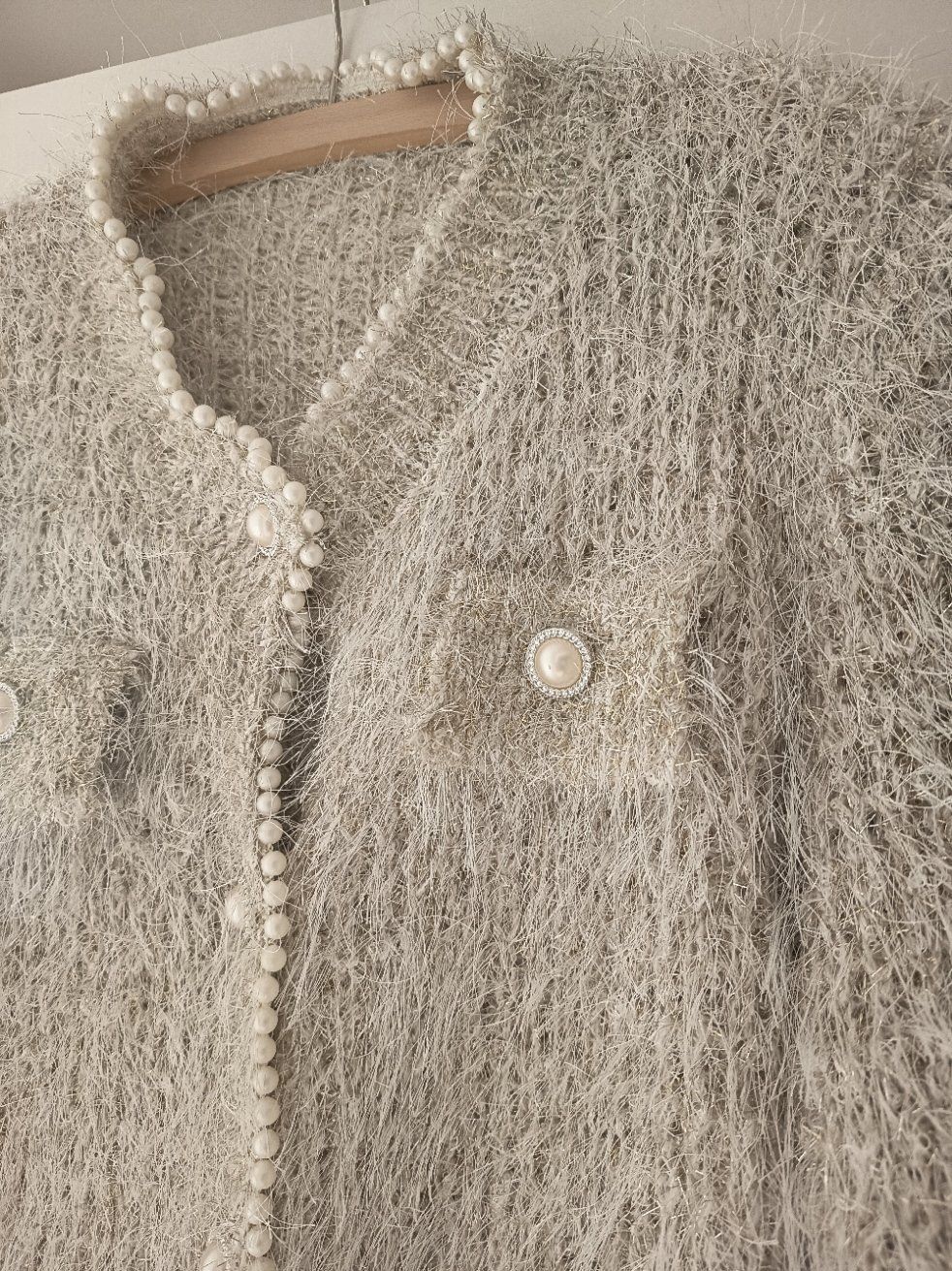 Giacche: Flauschige Strickjacke mit Perlen hellgrau mit siberfäden L – Nuovo (secondo la descrizione) da Rümlang venduto da Cat-Judy 2