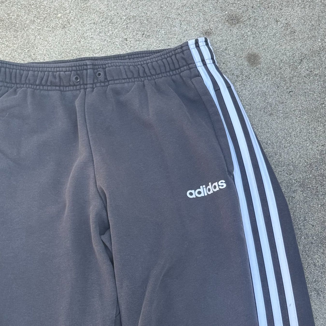 Adidas Pantaloni: Adidas three stripes black sweatpants trainerhose retro – Usato da St. Gallen venduto da sourced_limited 1