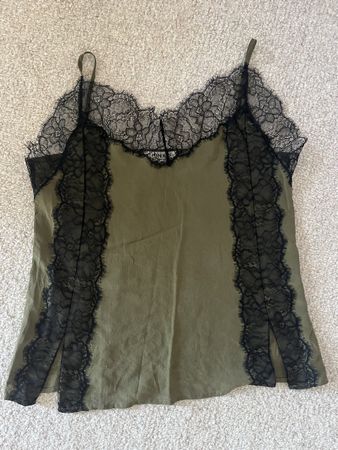 Pinko Top, Olivgrün mit Spitze