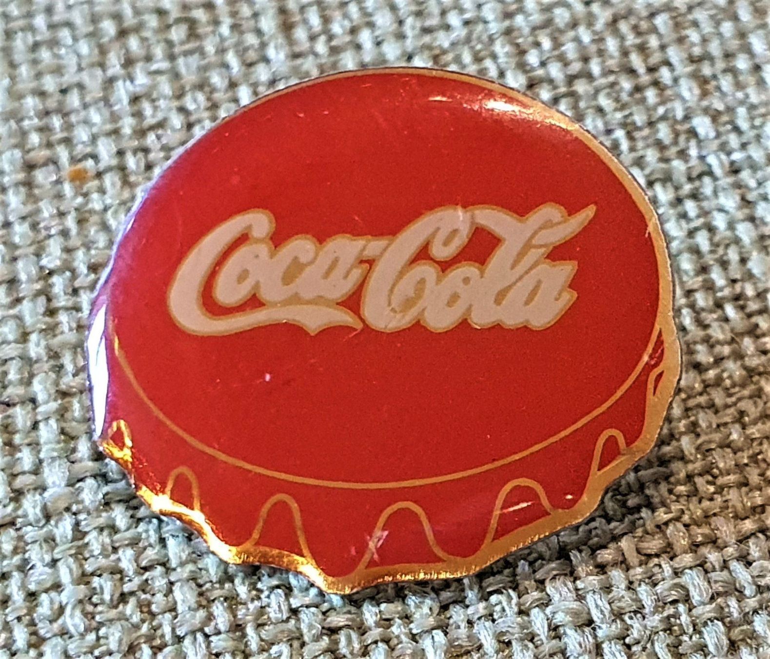 Apribottiglie & Tappi per chiusura: H598 - Pin Coca Cola Deckel Kronkorken – Usato da Reinach BL venduto da Boston-Verkauf 1