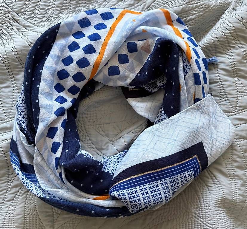 Foulard & Sciarpe: Camaieu Schal mit geometrischem Muster – Usato da Ehrendingen venduto da ErikaKrisztina