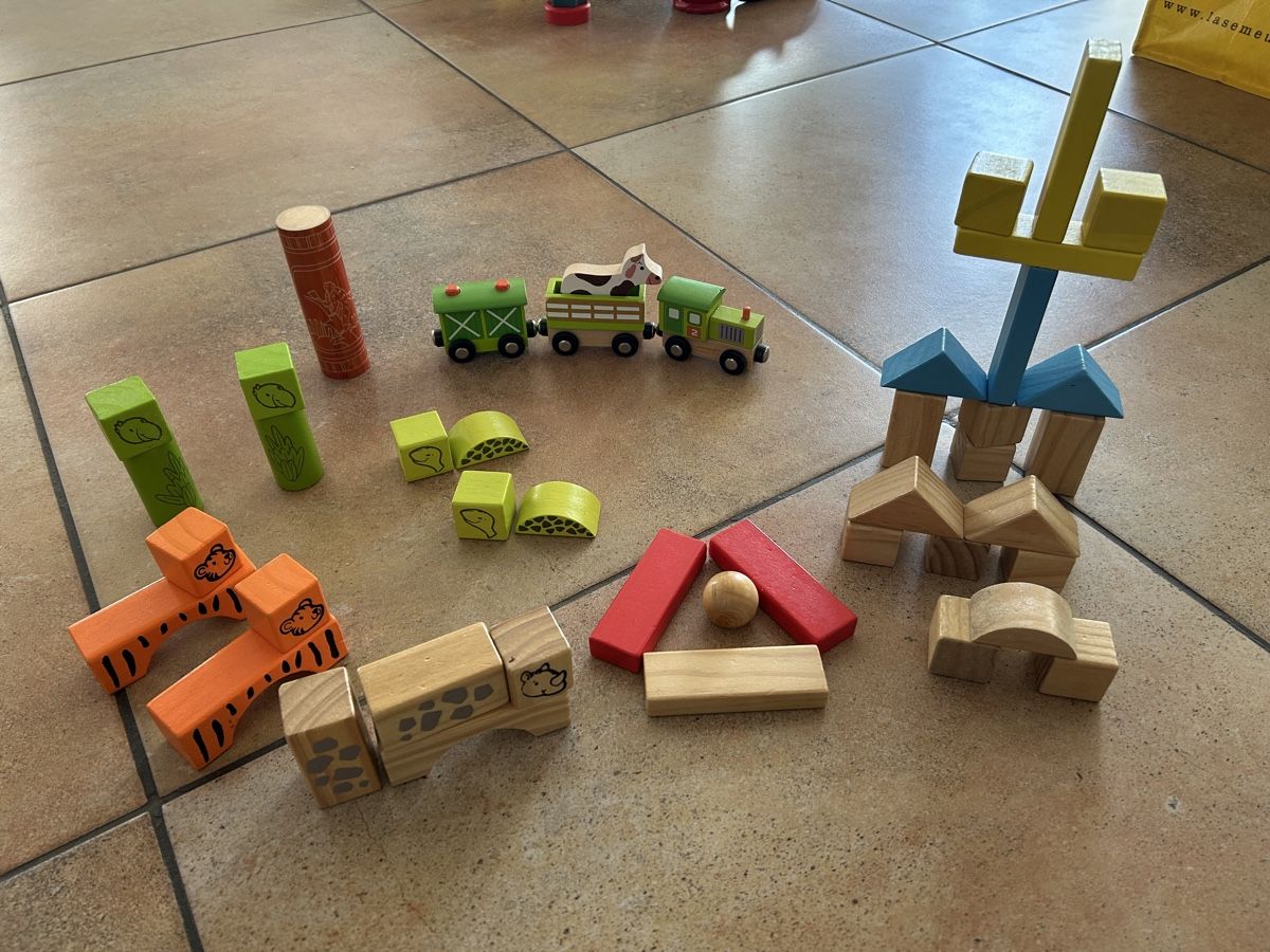 Kit di costruzioni: Lot de cubes en bois et train – Usato da La Brévine venduto da Pascal_79