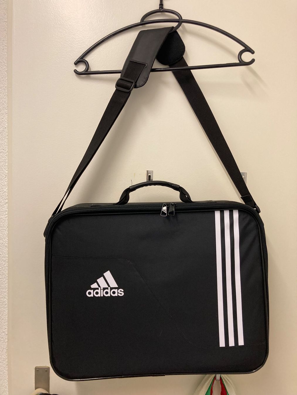 Adidas Taschen: Adidas Sporttasche – Neu (gemäss Beschreibung) aus Zürich von mc_mike77