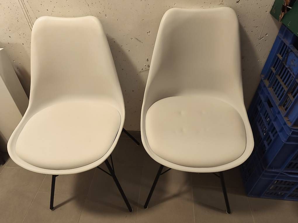 Set de table et chaises: Table et 4 chaises – D'occasion à St-Pierre-Clages par Camaro1973 1