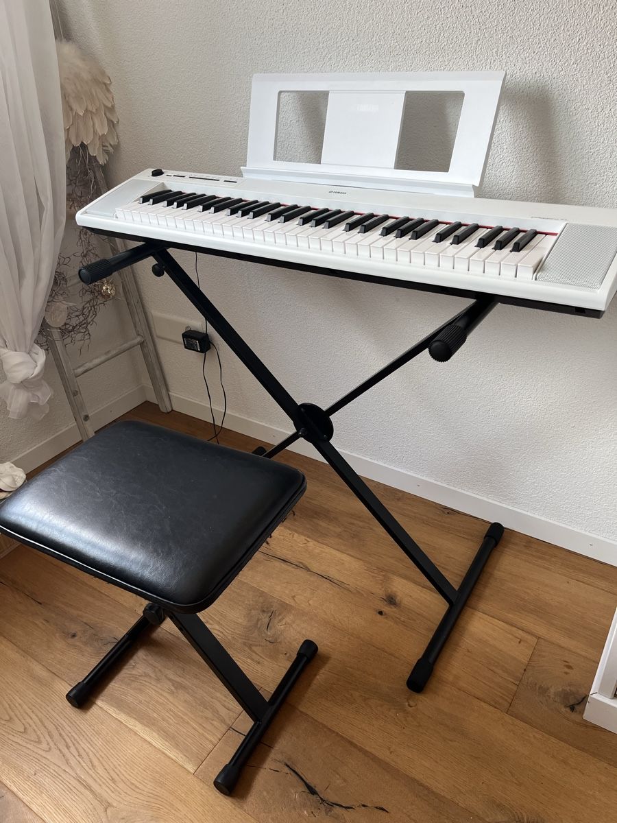 Yamaha Musikinstrumente: Keyboard Yamaha Piaggero NP-12WH mit Ständer & Hocker – Gebraucht aus Hunzenschwil von Padruz 1