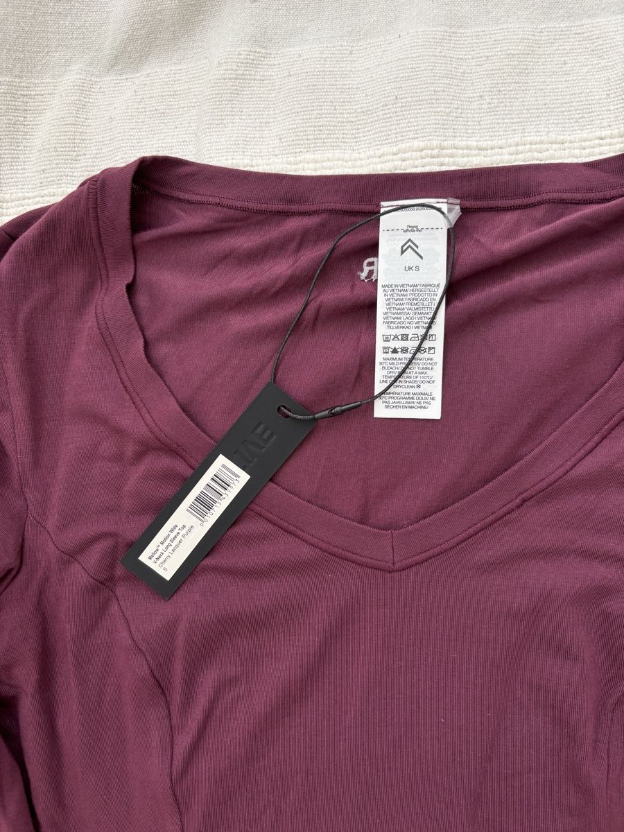 Oner Active Top: Mellow Motion Wide V Neck Long Sleeve Oner Active – Nuovo e nell'imballaggio originale da Frauenfeld venduto da jac. 2