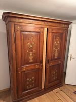 Grosser rustikaler Bauernschrank aus Holz mit Bauernmalerei 