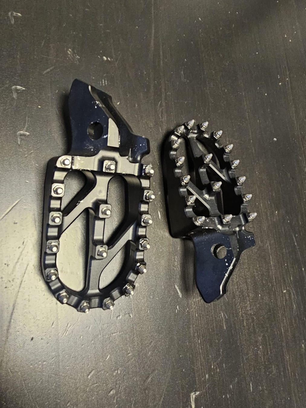 Tutti i ricambio per moto: Fussrasten Offroad Surron Ultra Bee – Usato da Turbenthal venduto da mel_5qqk 1