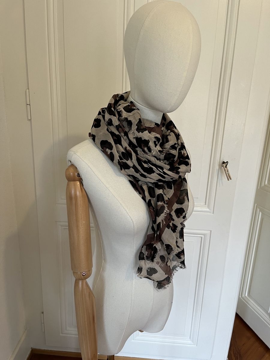 Massimo Dutti Foulard & Sciarpe: Massimo Dutti light Leopard Print Scarf – Usato da Mies venduto da nic_yk5d 1