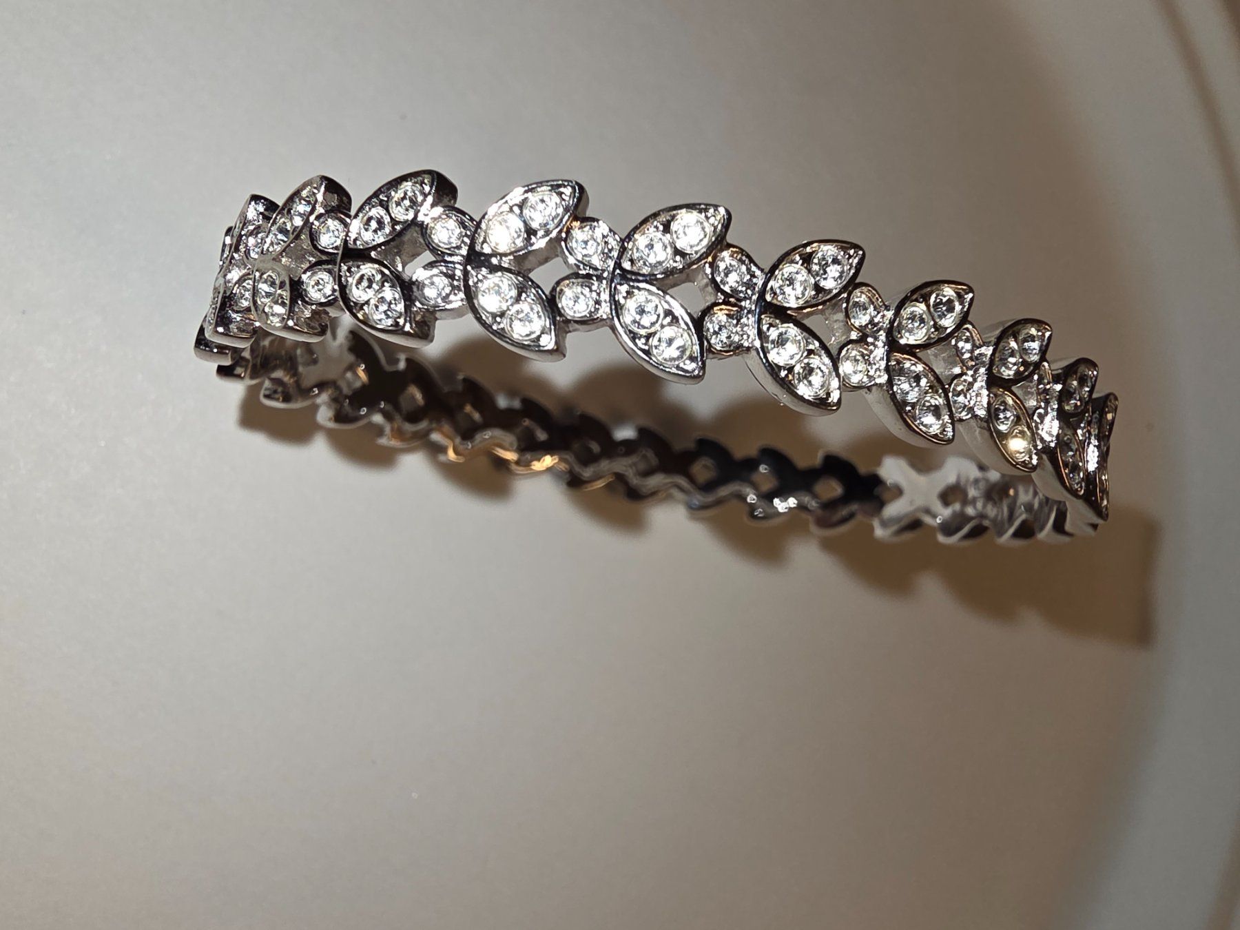 Bracciali & Braccialetti: Silberfarbenes Armband mit Muster, neuwertig, SWAROVSKI – Nuovo (secondo la descrizione) da Zürich venduto da qer_2t8q 7