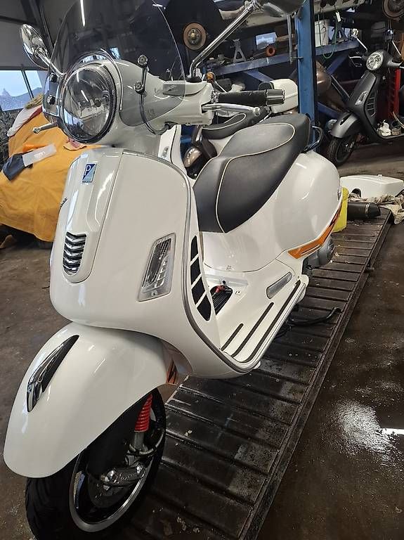 Vespa Scooter: Piaggio VespaGTS Super300 – Difettoso da Hefenhofen venduto da Garage_Barone