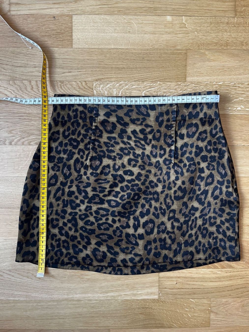 Zara Gonne: mini jupe taille haute à motifs léopard – Nuovo (secondo la descrizione) da La Tour-de-Trême venduto da lol_85kj 1