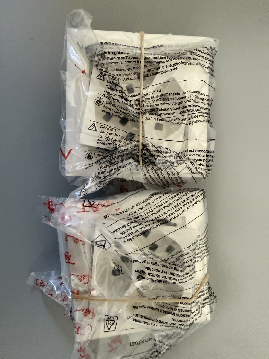 Spine: T23 3fach Feller steckdose originalverpackt – Nuovo e nell'imballaggio originale da Zürich venduto da papaplatte