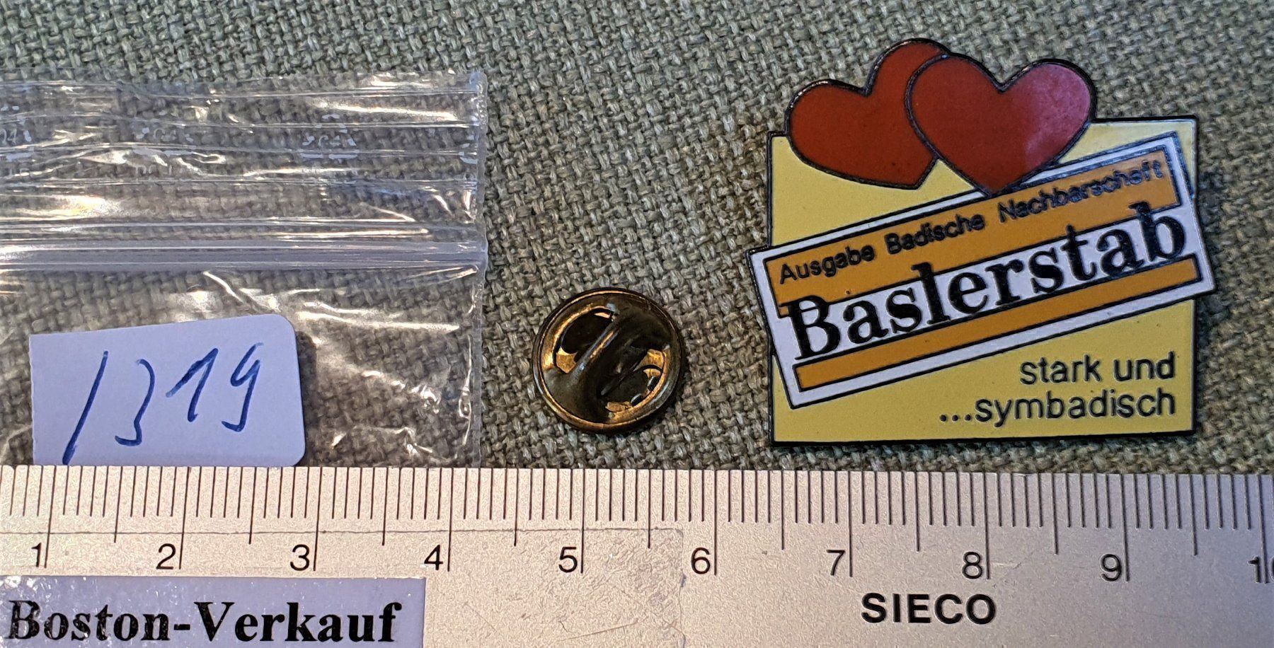 Placchette & Badge: I319 - Pin Baslerstab Zeitung Basel – Usato da Reinach BL venduto da Boston-Verkauf 1
