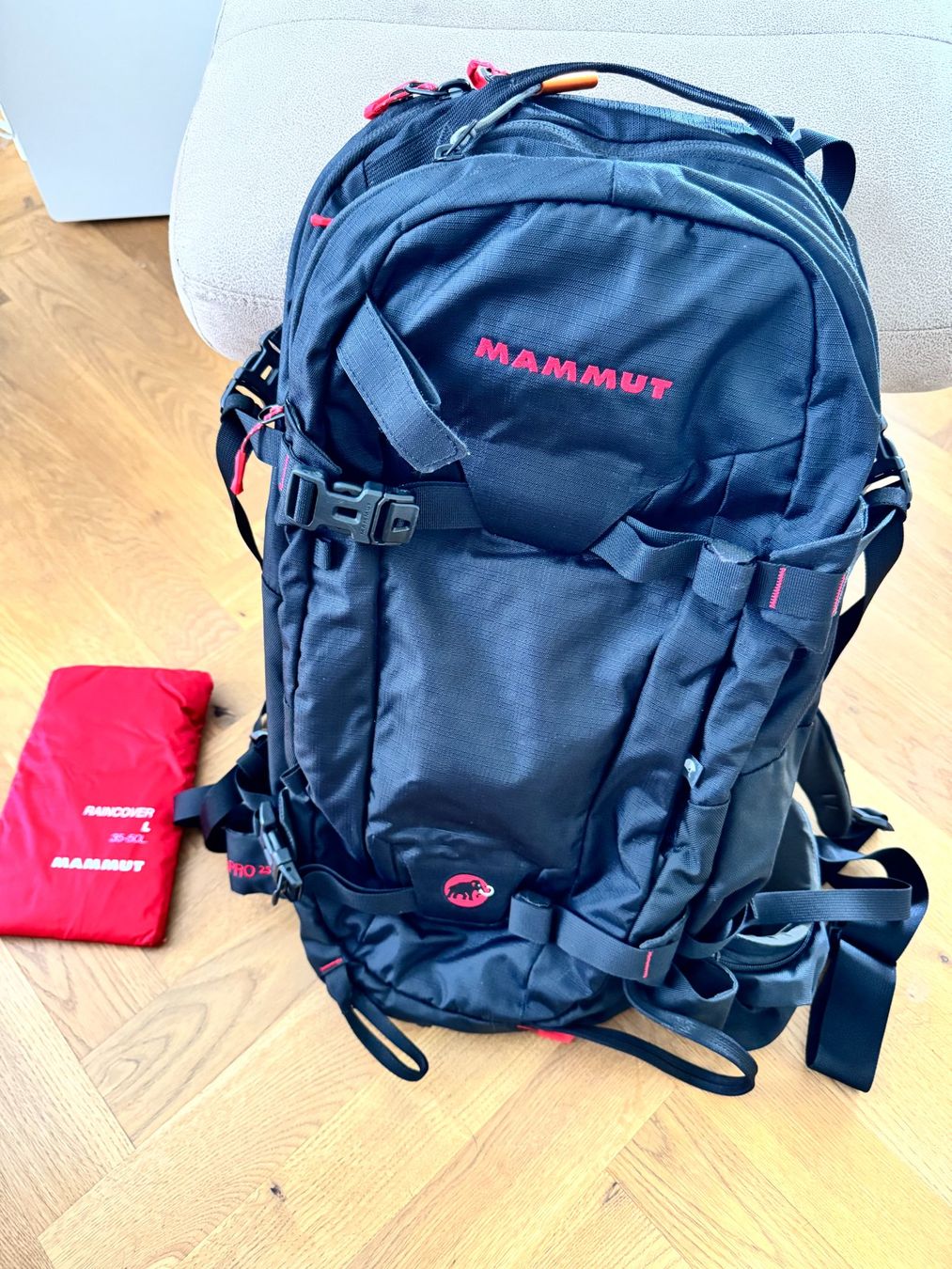 Mammut Zaini: Mammut Nirvana Pro 25 und Mammut Regenschutz – Usato da Basel venduto da neo_6gsm