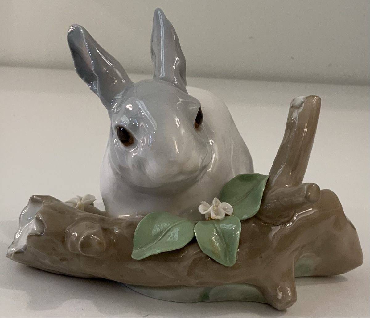 Lladro Statuette: Lapin gris/blanc au printemps by Lladro – Usato da rolle venduto da Tontonjulot