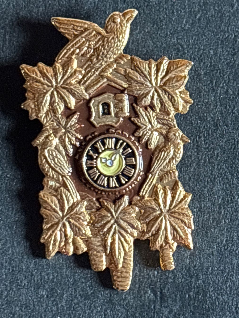 Placchette & Badge: Pin Uhr Kukusuhr pm – Usato da Lützelflüh-Goldbach venduto da NicoleL.