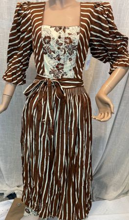 Dirndl Dunkelblau mit floralem Muster mit Schürze – Gr. 38