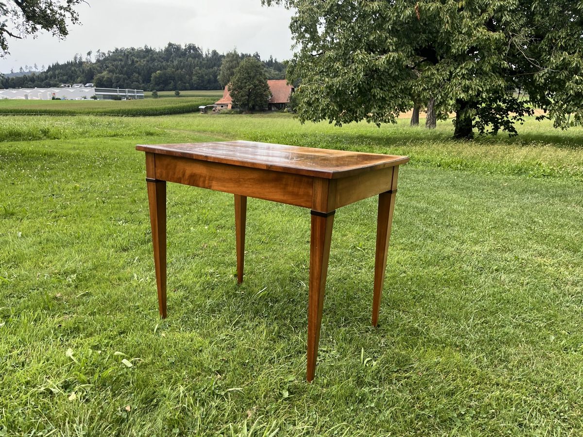 Tische: Tisch mit Schublade Massiv Holz – Gebraucht aus Allmendingen b. BE von  4