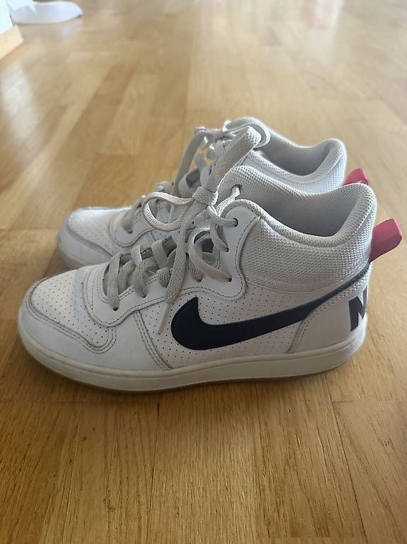 Nike Chaussures femmes: Nike schuhe 37,5 – D'occasion à Amriswil par cor_gpw9 2