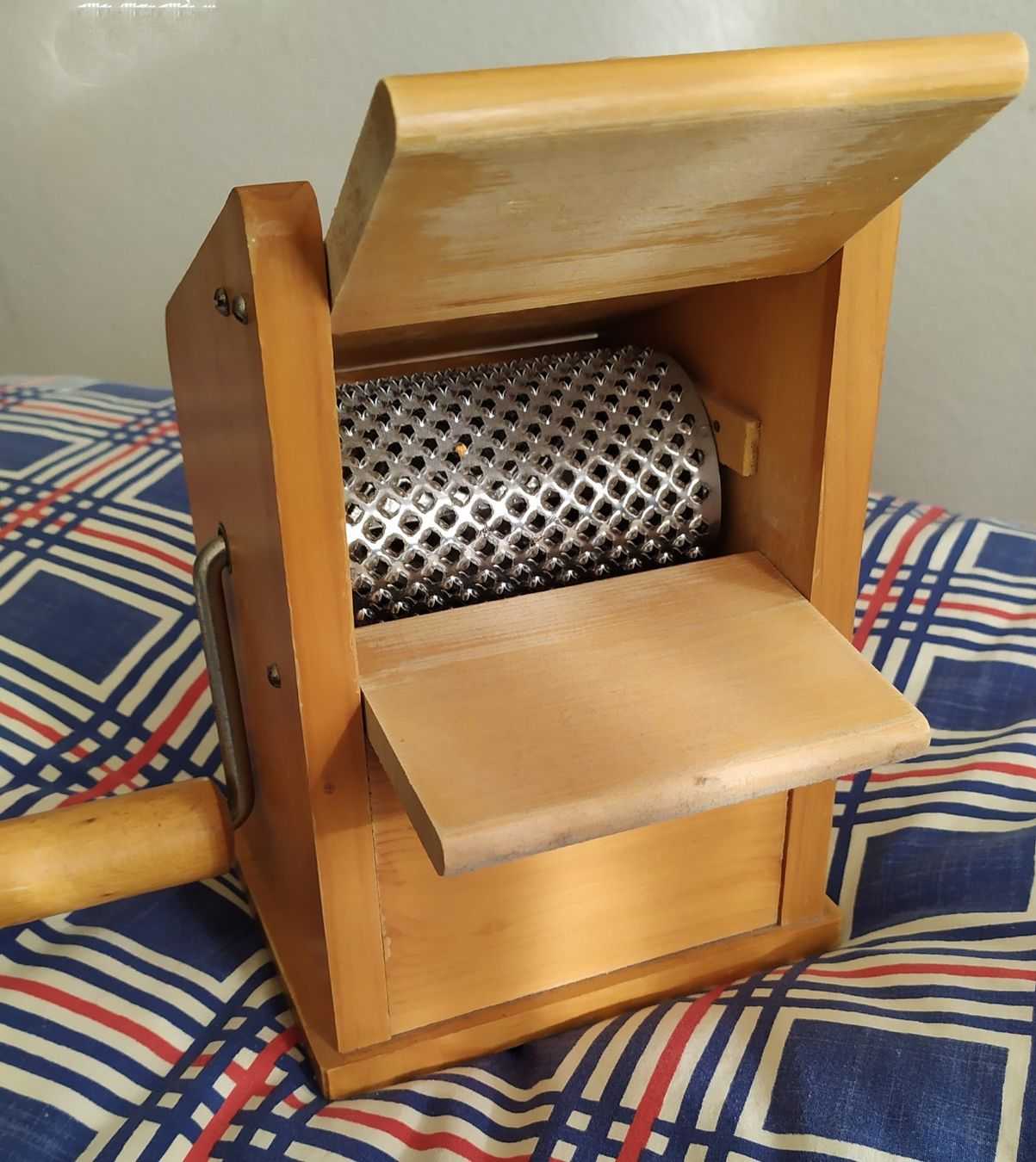 Elettrodomestici da cucina: Alte Käseraffel aus Holz – Usato da Chezard St-Martin venduto da Loucail 1