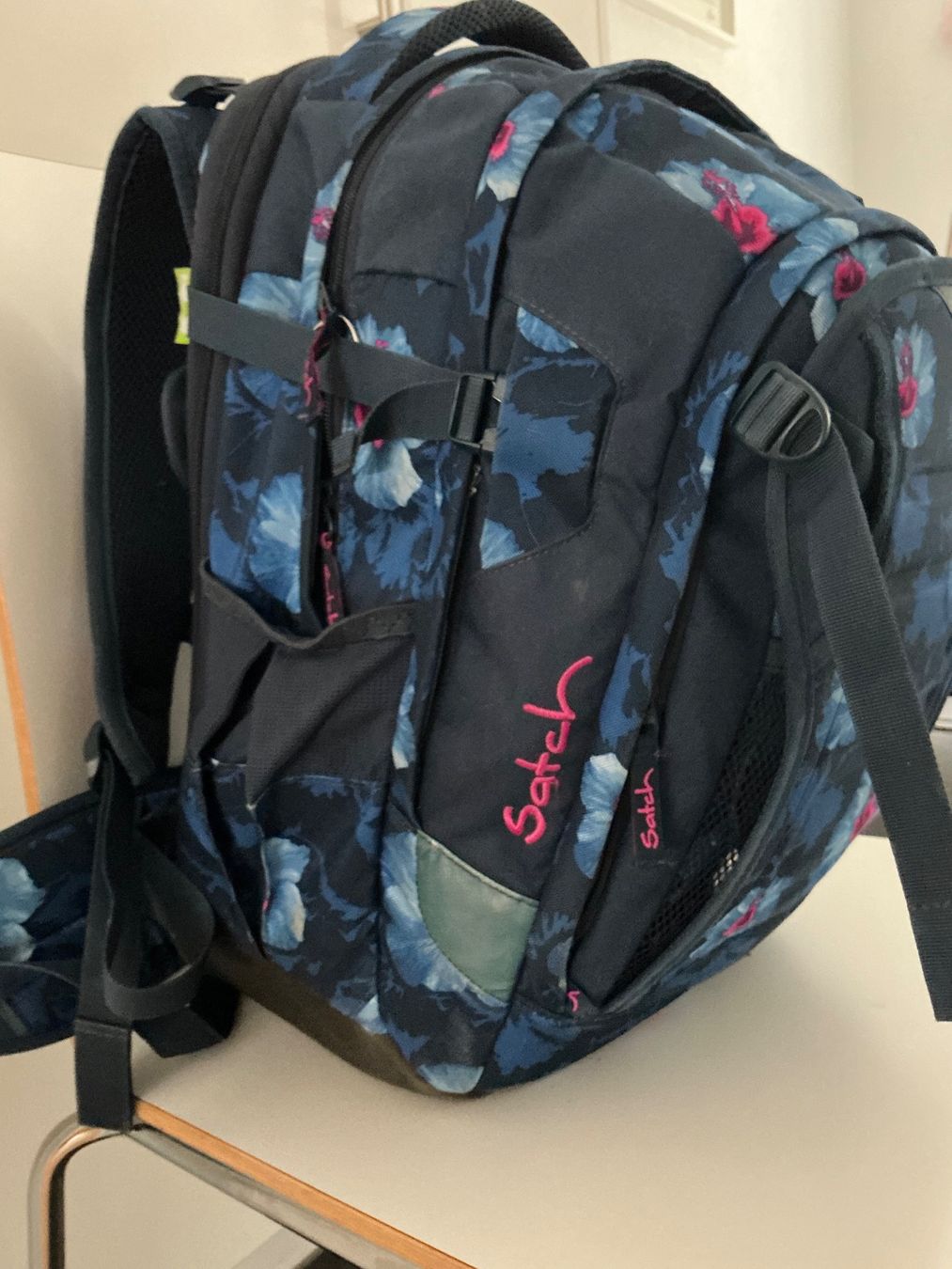 Satch Sacs & sacs à dos: Satch Rucksack Blumenmuster dunkelblau gebraucht – D'occasion à Zürich par kochannette
