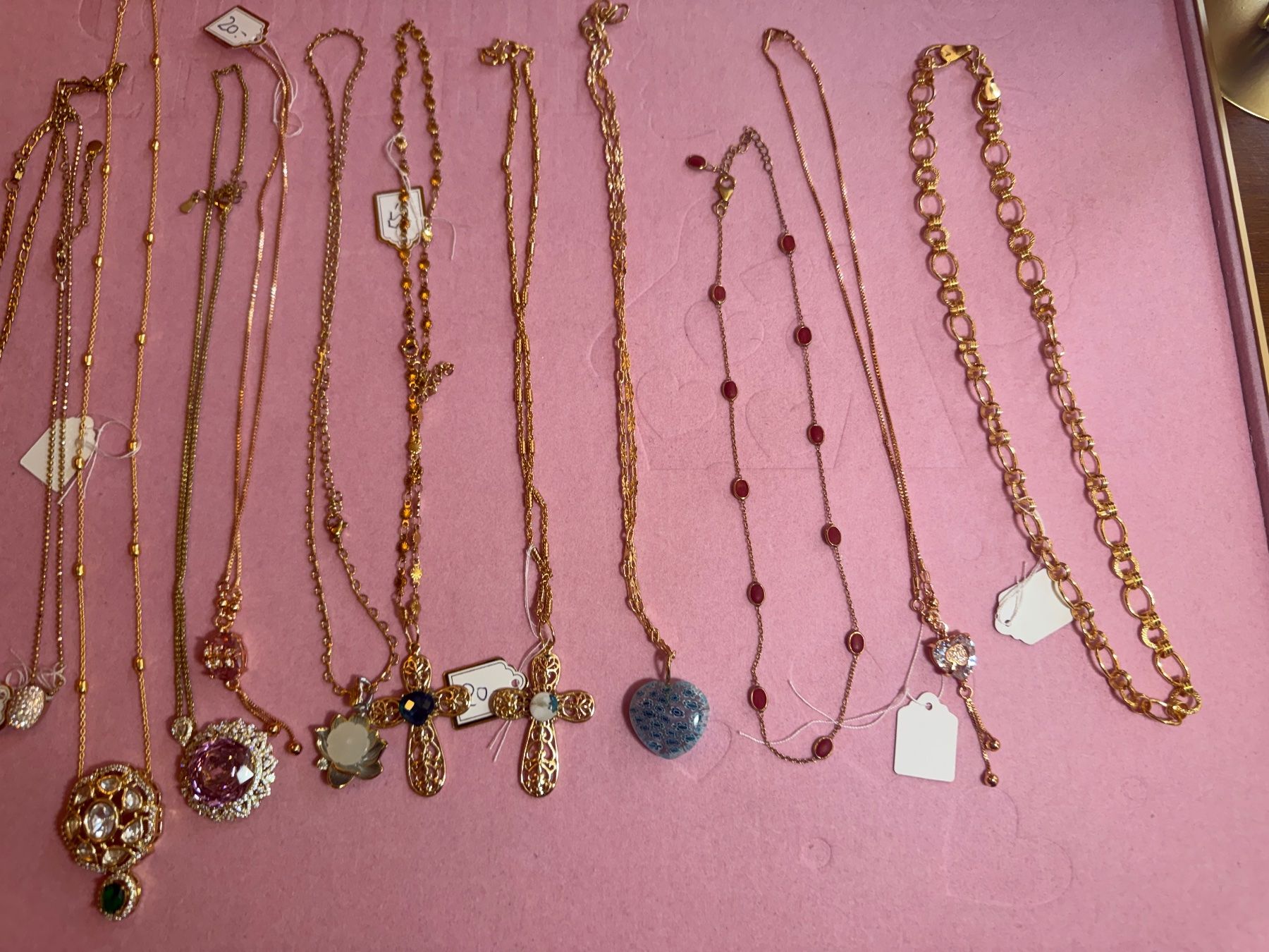 Altri gioielli: Superbe collection de colliers dorés - lot de 12 – Nuovo e nell'imballaggio originale da St-Maurice venduto da Sandrinette123