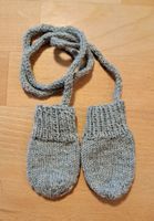Warme Fäustlinge gestrickt Gr. 56/62 grau mit Kordel