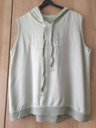 Modernes Kurzarm-Shirt mit Kapuze