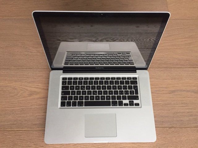 Apple Notebooks: MacBook Pro 15.4/2.4/2X2GB/320/SD/GLSY mit CD/DVD_Mid-2010 – Gebraucht aus Schindellegi von cocooning1 2
