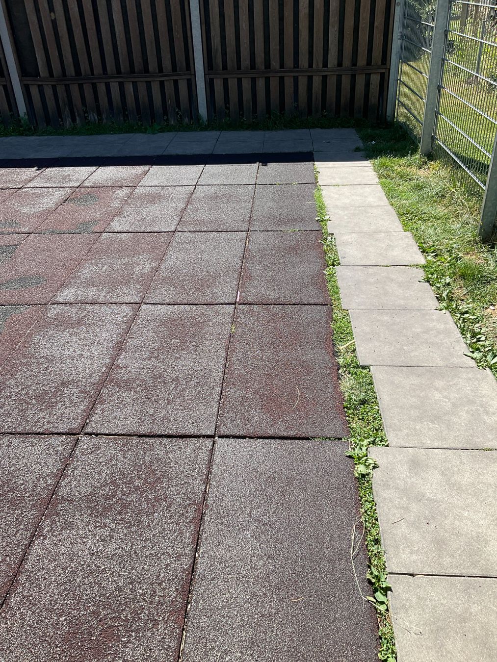 Rivestimenti per pavimenti: Fallschutzmatten rot – Usato da Zürich venduto da reMaterial 2