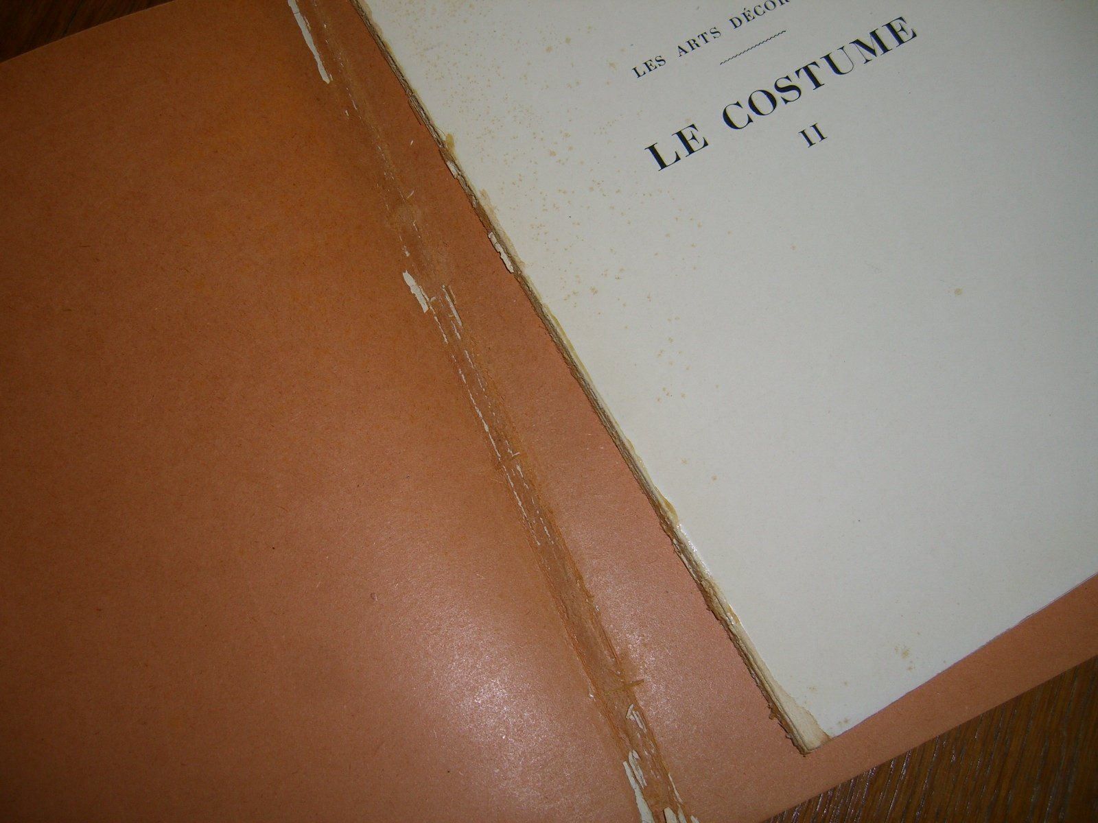 Bücher: Le Costume - buch – Gebraucht aus Bischofszell von Joachim-115 5