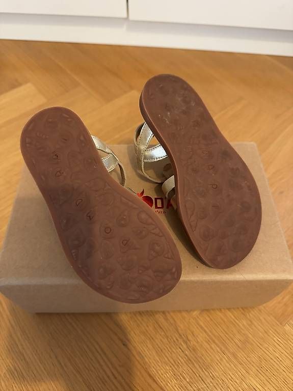 Scarpe per ragazze: Pom dApi Paris Ledersandalen Gold Gr. 27 – Usato da Zürich venduto da JumaRiku 2