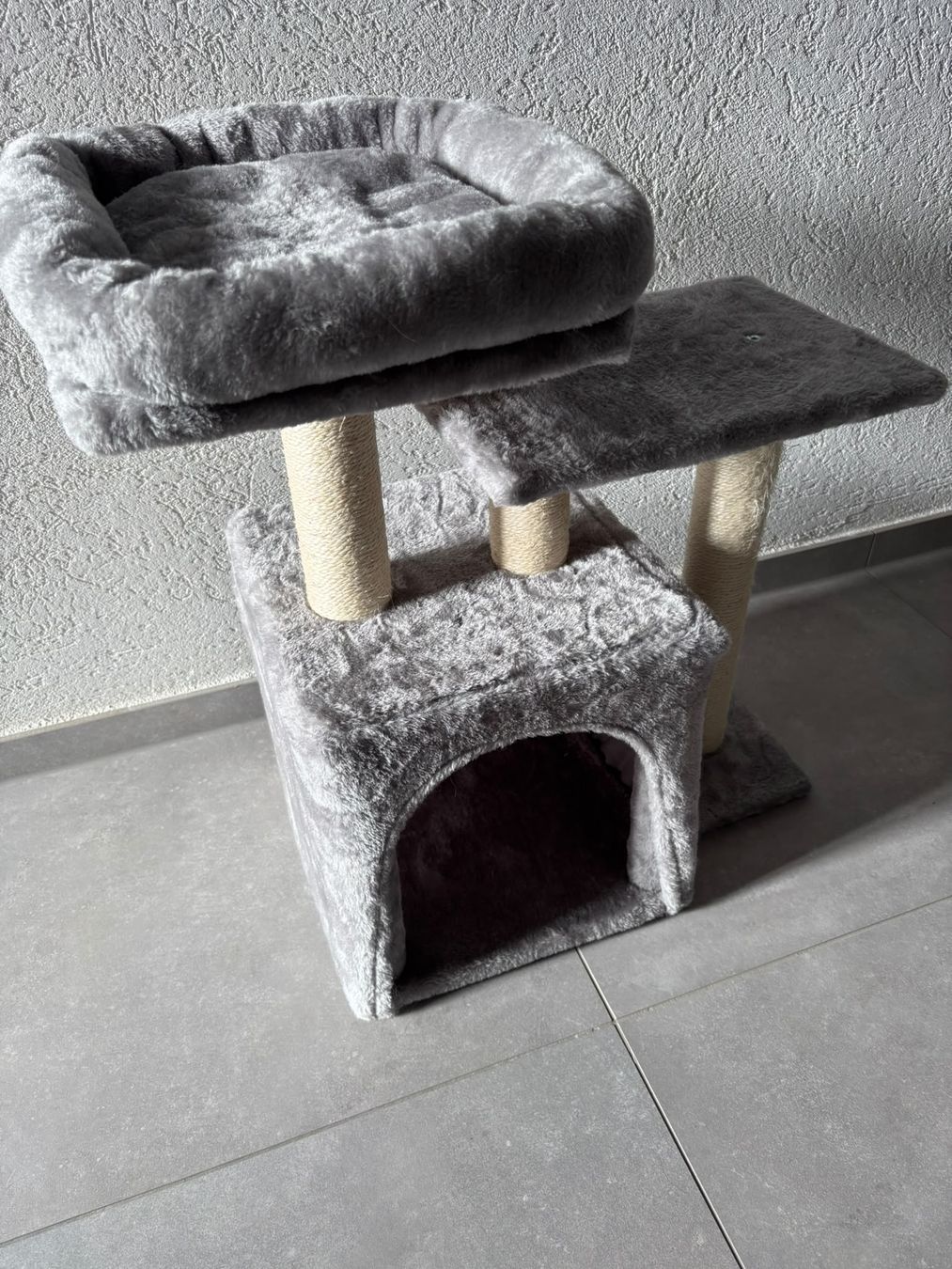 Katzenbaum - Kratzbaum: Arbre à chat gris avec niche  – Gebraucht aus Bex von Boxy03 1
