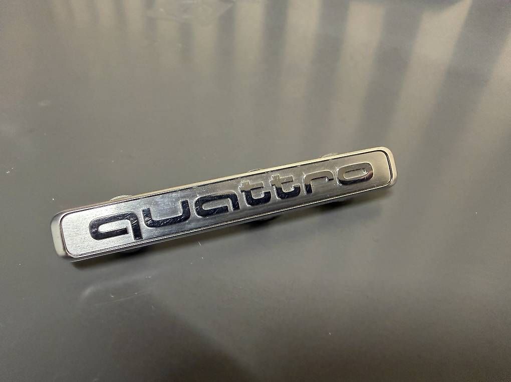 Tutti pezzi di ricambio auto: Quattro Emblem Original  – Usato da Schöftland venduto da Golf_R20 1