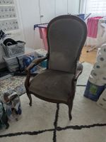 Klassischer Holz Sessel Louis Philippe mit grauem Stoffbezug