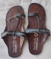 Schwarze Sandalen/Chappals aus Indien, Gr. 35/36