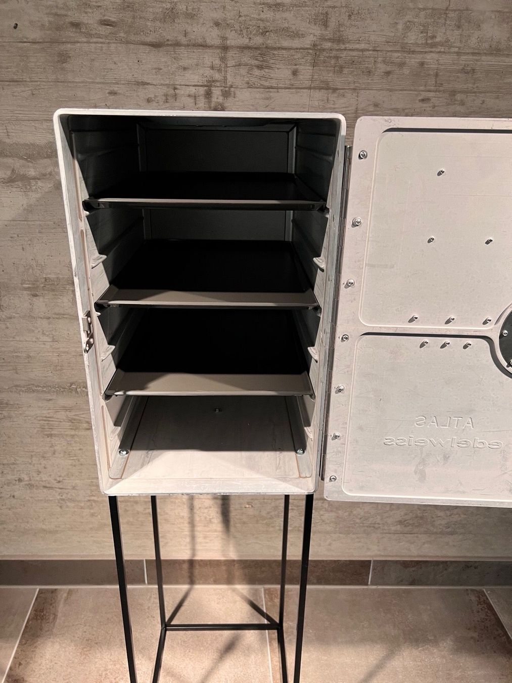 Altro in Aeronautica: Edelweiß Flugzeugtrolley Designer Kommod – Usato da Fruthwilen venduto da bodensee_manufaktur 3