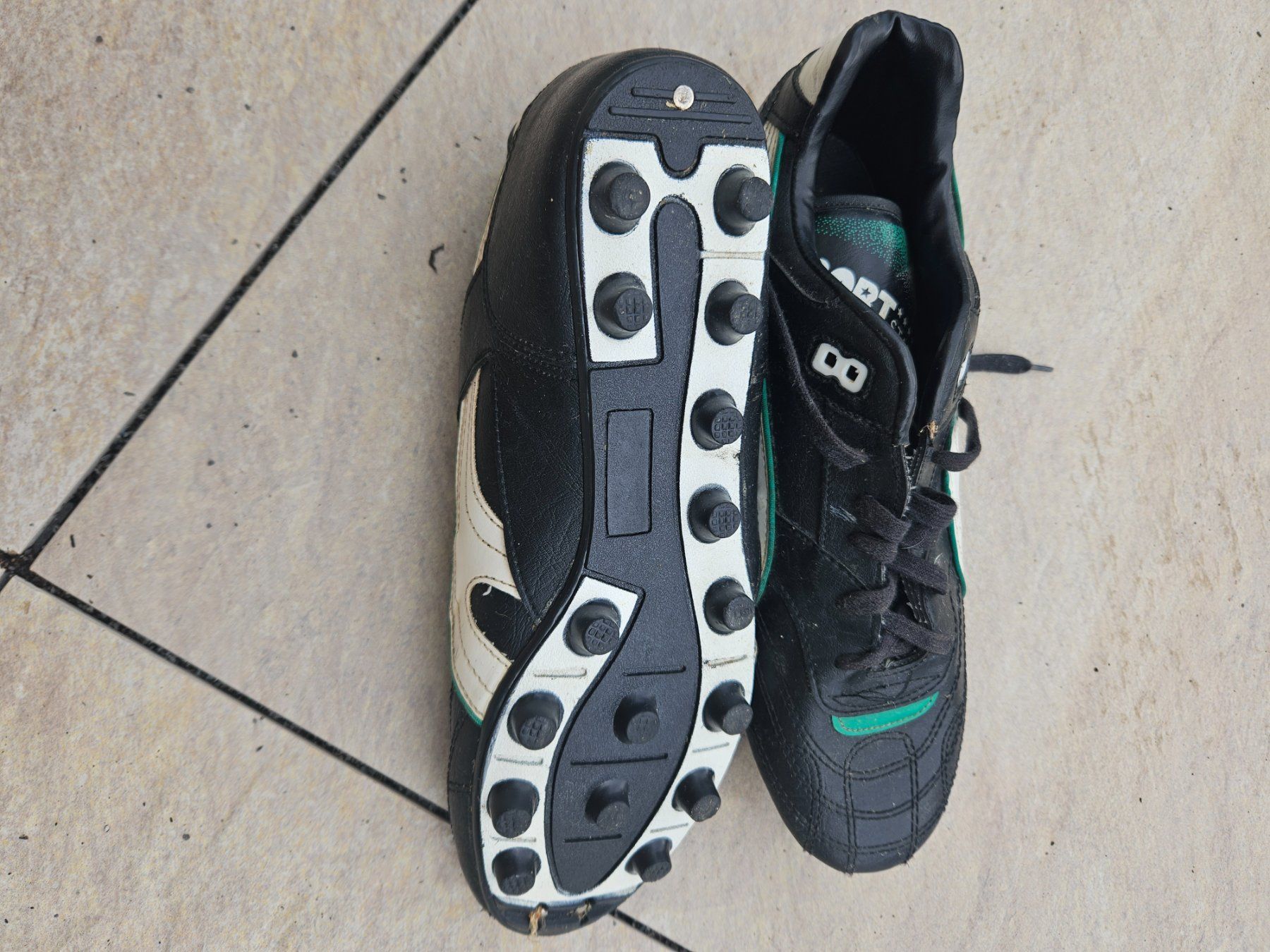 Chaussures garçon: Fussballschuhe – D'occasion à Siebnen par bienemaya08 2