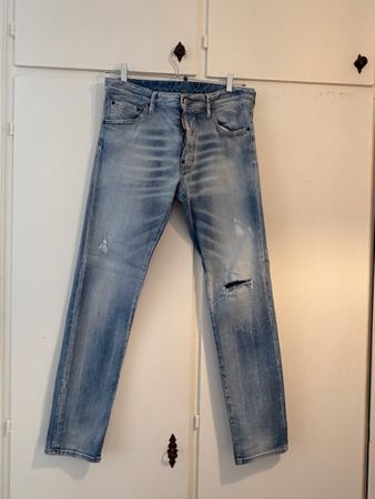 Jeans Dsquared2 taglia 50, stile vissuto e di tendenza!